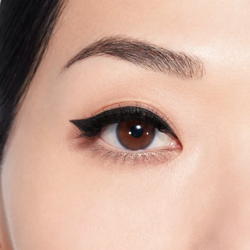 le-liner-de-chanel-eyeliner-wysoka-precyzja-trwalosc-i-wodoodpornosc-plynu