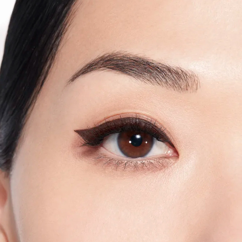 le-liner-de-chanel-eyeliner-liquide-de-haute-precision-longue-duree-et-etanche