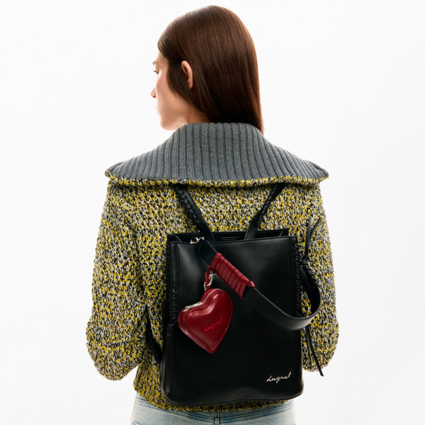 mochila-media-com-pingente-de-coracao