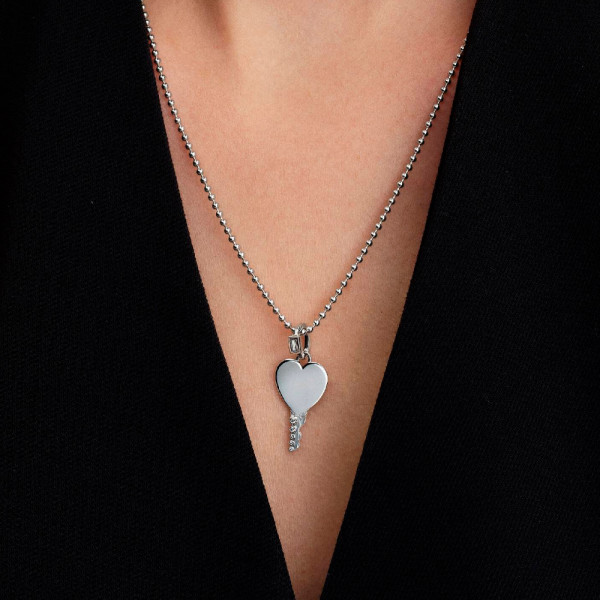 ciondolo-con-targhetta-incisa-a-forma-di-cuore-con-chiave-394353c01