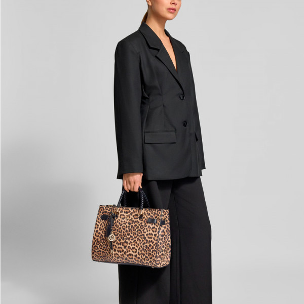 mittelgrosse-umhangetasche-mit-anhangern