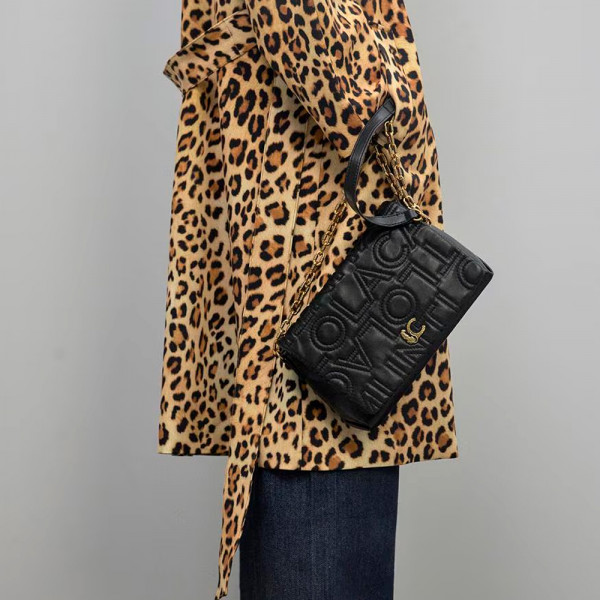 schultertasche-mit-uberschlag-und-logostickerei