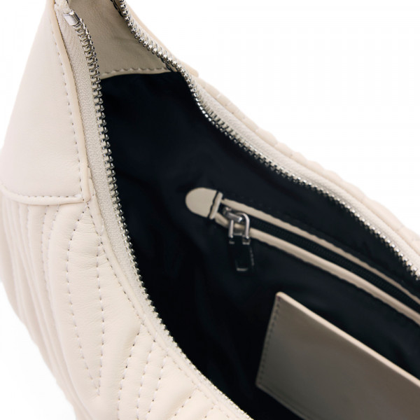 mittelgrosse-ovale-tasche-mit-gravuren