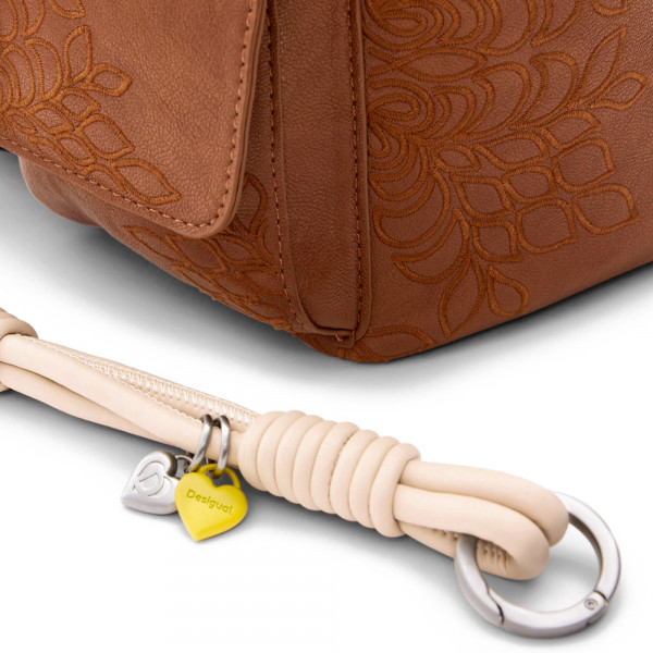 mochila-pequena-bordada