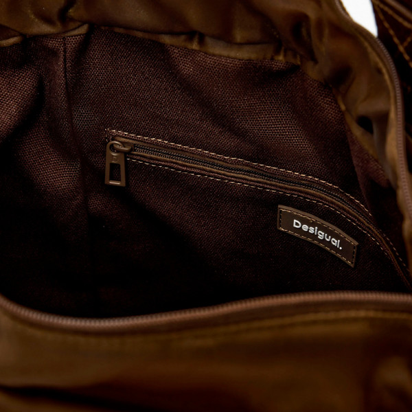 mittelgrosser-rucksack-mit-mehreren-tragemoglichkeiten