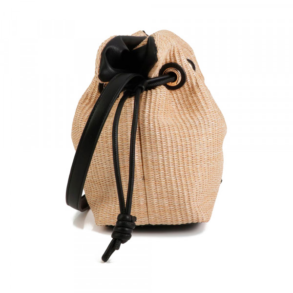 tasche-in-kontrastierender-raffia-optik
