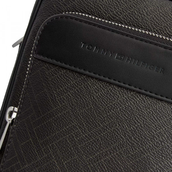 bolsa-estilo-reporter-com-alca-de-ombro-e-logotipo