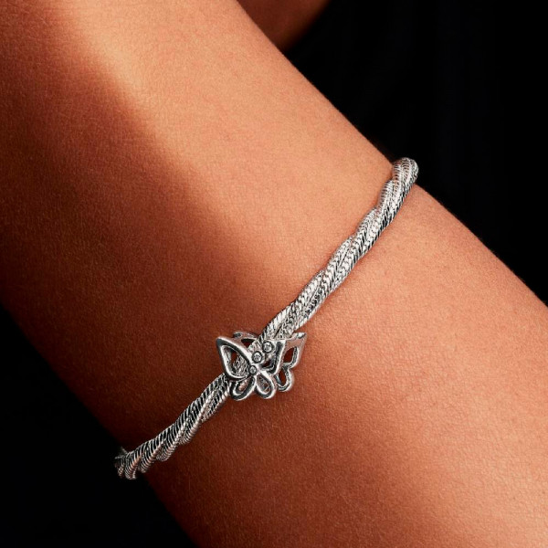 schmetterlings-anhanger-mit-durchbrochener-stickerei-794369c01