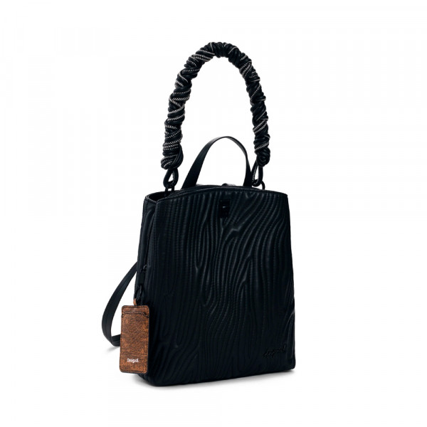 kleiner-rucksack-mit-gepragten-details