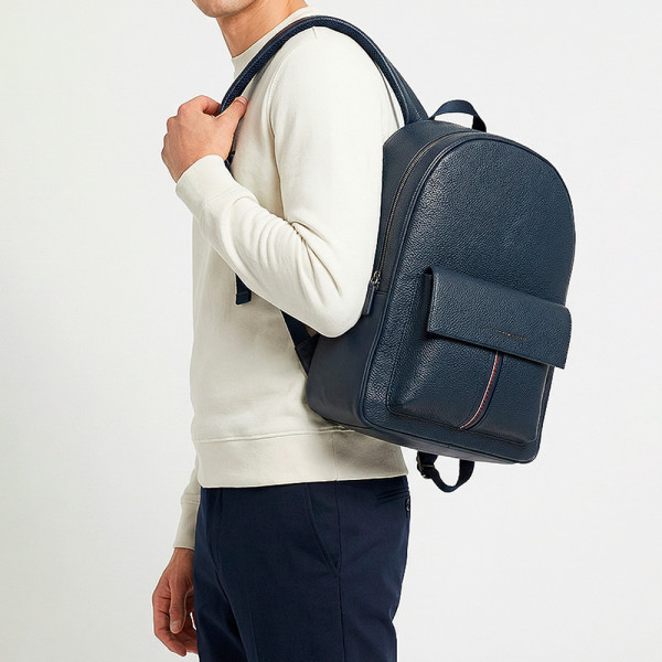 strukturierter-rucksack-mit-klappentasche