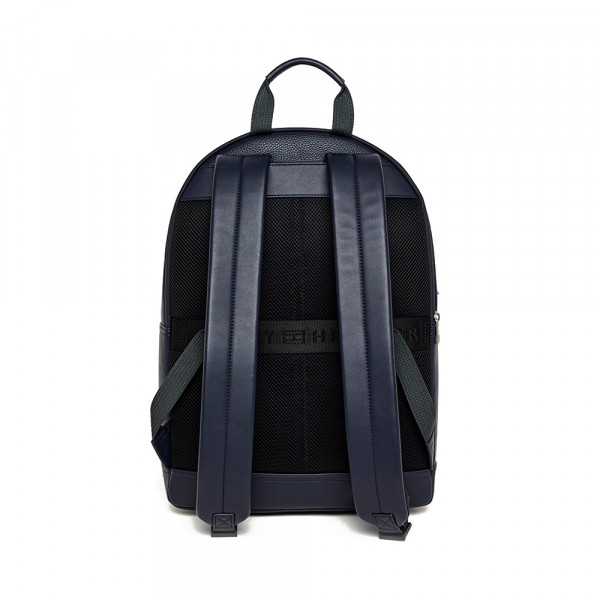 rucksack-mit-modernem-zentraldesign