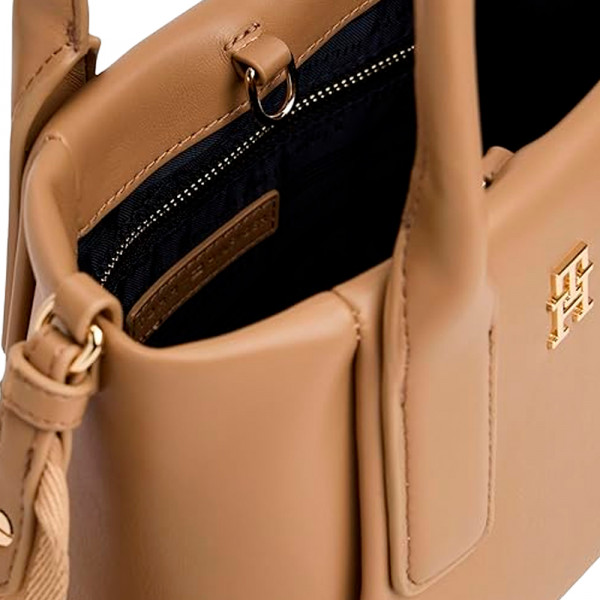 bolso-tote-essential-con-logo-metalizado