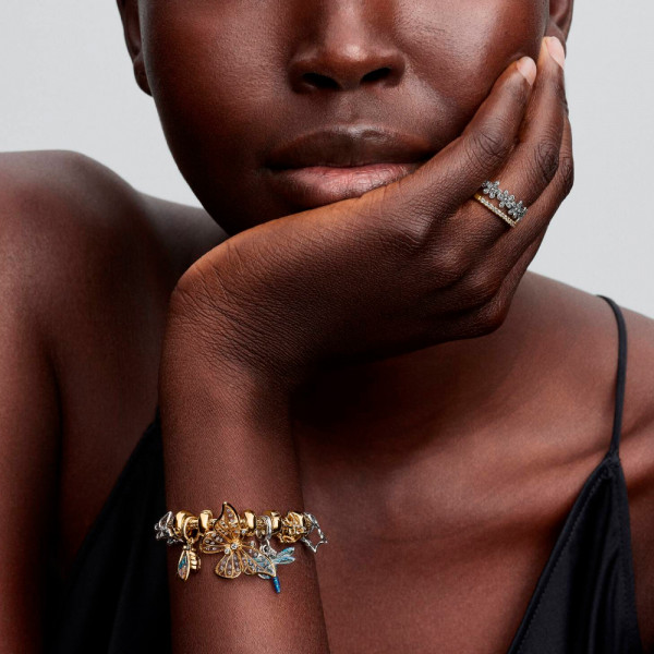 ubergrosser-schmetterlingsanhanger-mit-durchbrochenem-muster