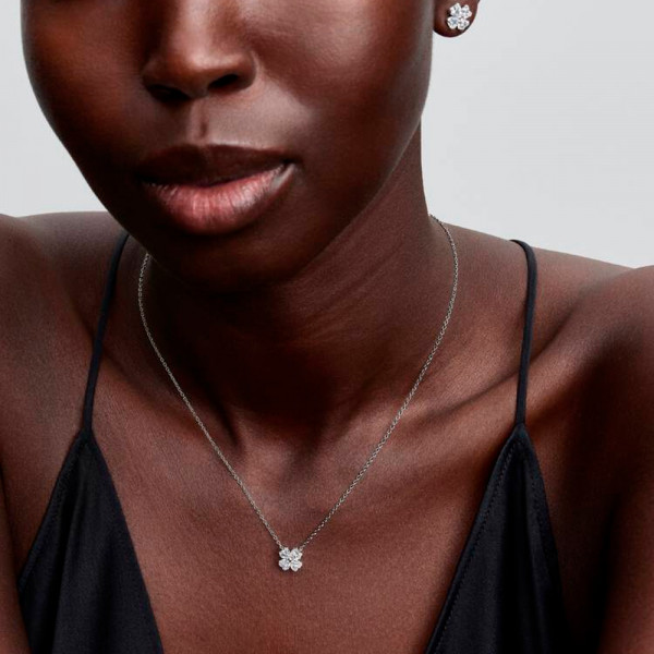 necklace-with-sparkling-lucky-clover-pendant-394502c01