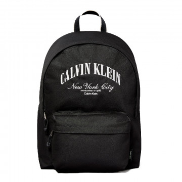 mochila-com-rodinhas-e-estampa-grafica-com-logotipo