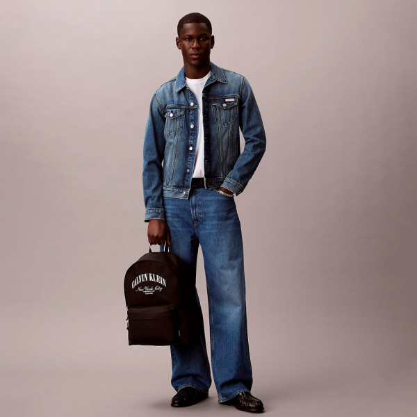 mochila-com-rodinhas-e-estampa-grafica-com-logotipo