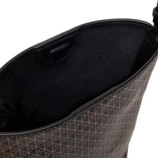 bolsa-tipo-saco-com-o-iconico-logotipo-estampado-por-toda-a-peca