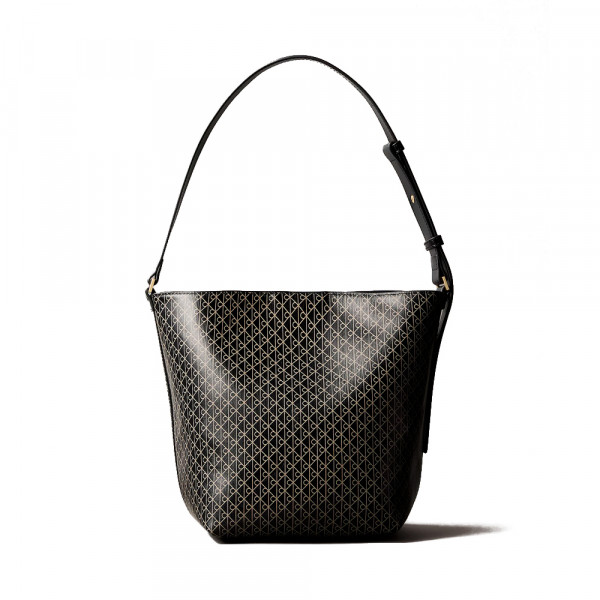 bolso-saco-con-logo-emblematico-en-todo-el-articulo