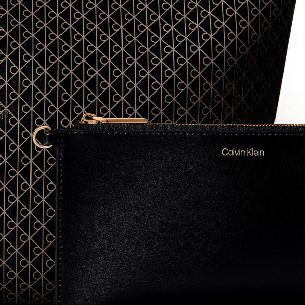 bolsa-tipo-saco-com-o-logotipo-iconico-estampado-por-toda-a-peca