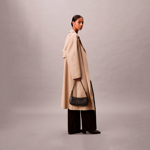 bolsa-de-ombro-pequena-com-emblema-e-logotipo-revestidos