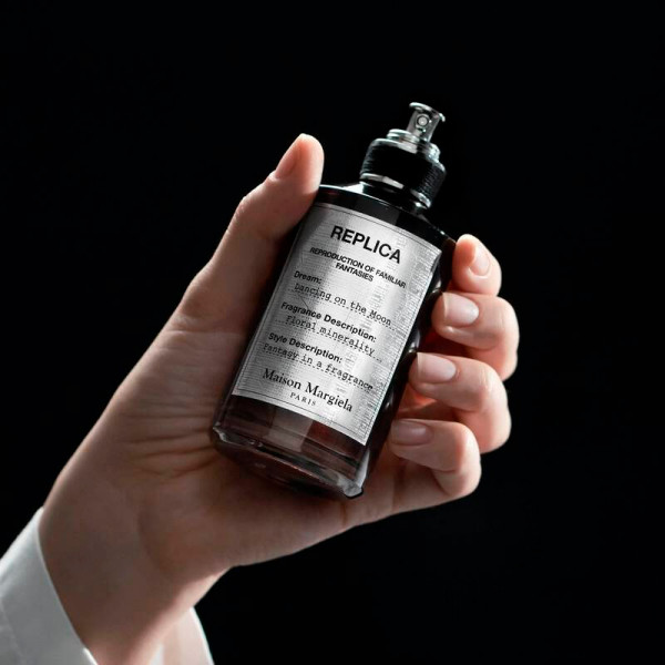 replica-dancing-on-the-moon