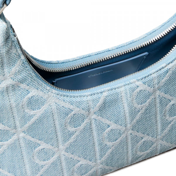 bolsa-de-ombro-em-jeans-com-o-iconico-logotipo-por-toda-a-peca