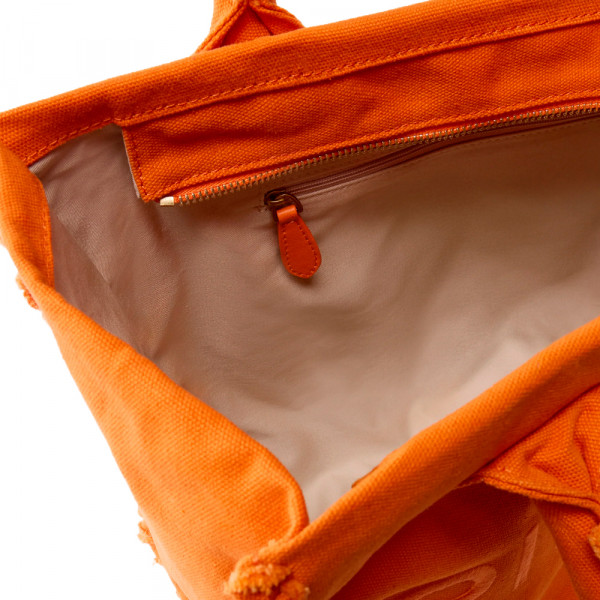 sac-cabas-avec-logo-et-details-effiloches