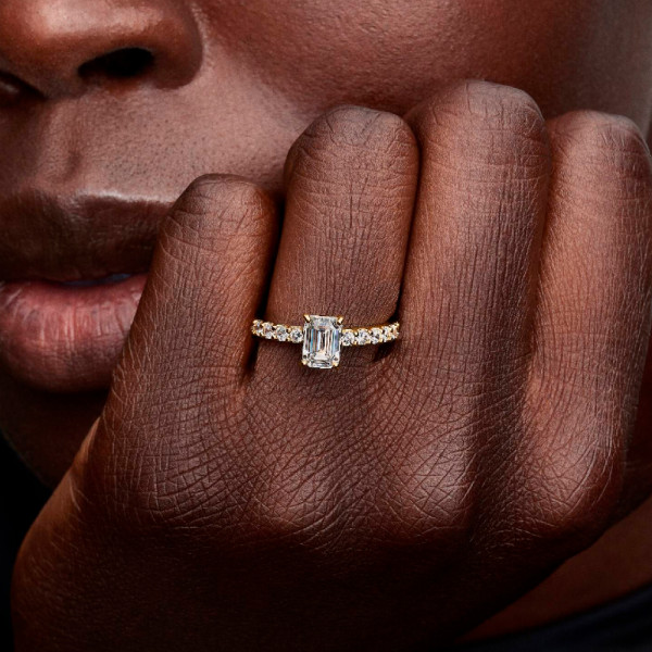 bague-halo-rectangulaire-brillante