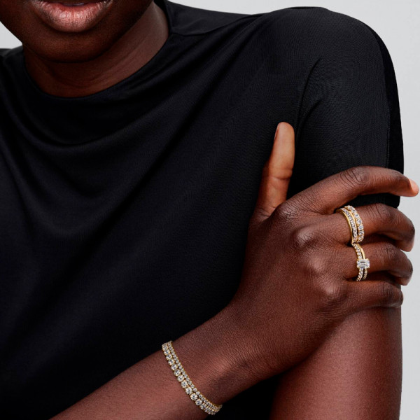 sparkling-tennis-bracelet-with-level-setting-563927c01