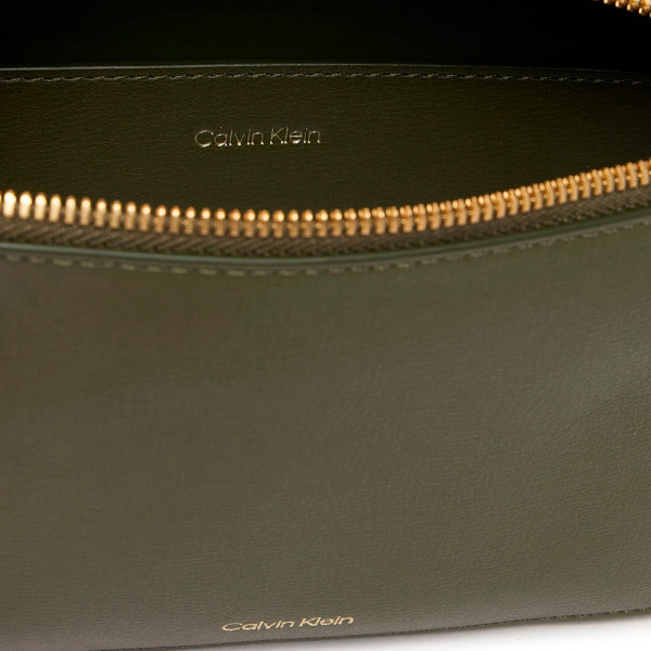 bolsa-transversal-estilo-camera-com-logotipo-metalizado