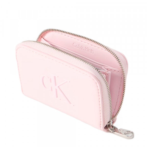 cartera-con-cremallera-y-monograma