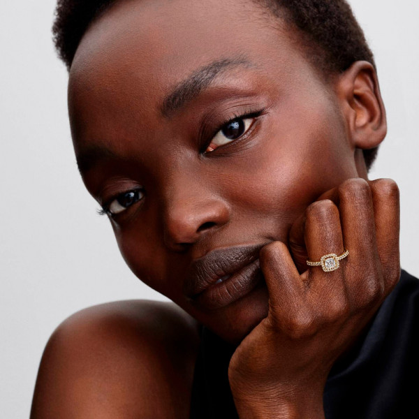 glanzender-quadratischer-transparenter-halo-ring-163555c01