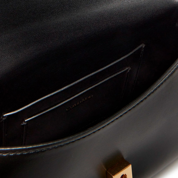 kleine-umhangetasche-mit-metallkette-mit-monogramm-logo