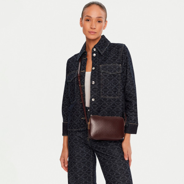 bolso-cruzado-con-logo-monograma-en-todo-el-articulo