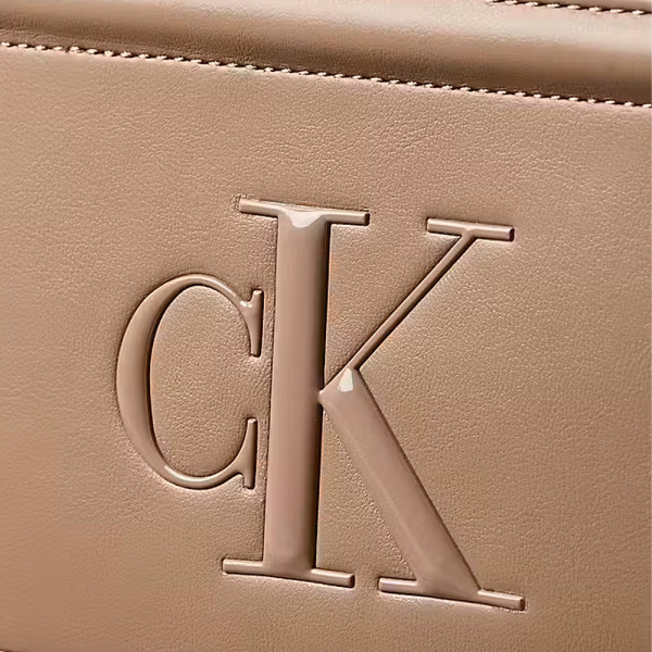 borsa-per-macchina-fotografica-con-monogramma-in-evidenza