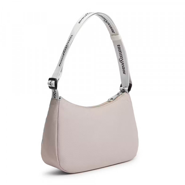 essential-bag-mit-aufschrift-auf-dem-schultergurt