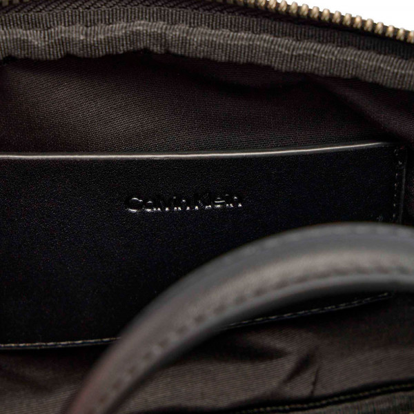 crossbody-kameratasche-mit-monogramm