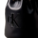 sacktasche-mit-eingraviertem-monogramm-logo