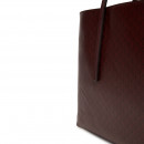 kleine-tragetasche-mit-monogramm-logo-und-beutel