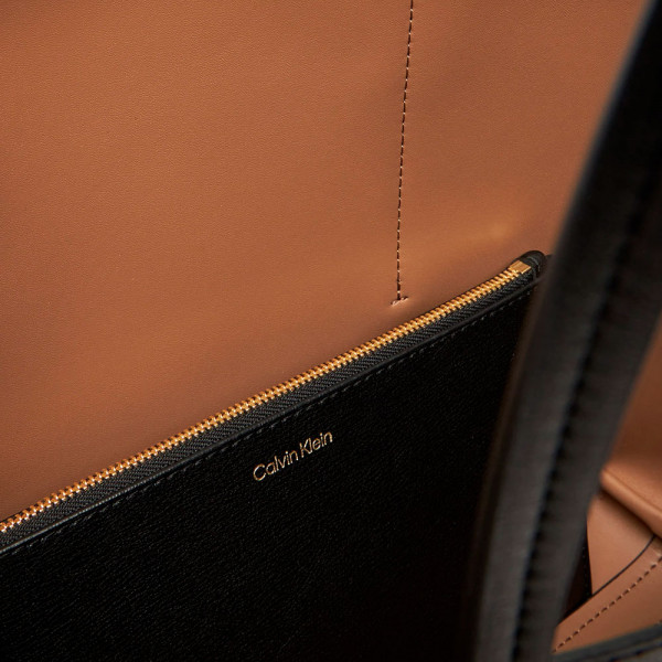 petit-sac-fourre-tout-avec-logo-en-aluminium