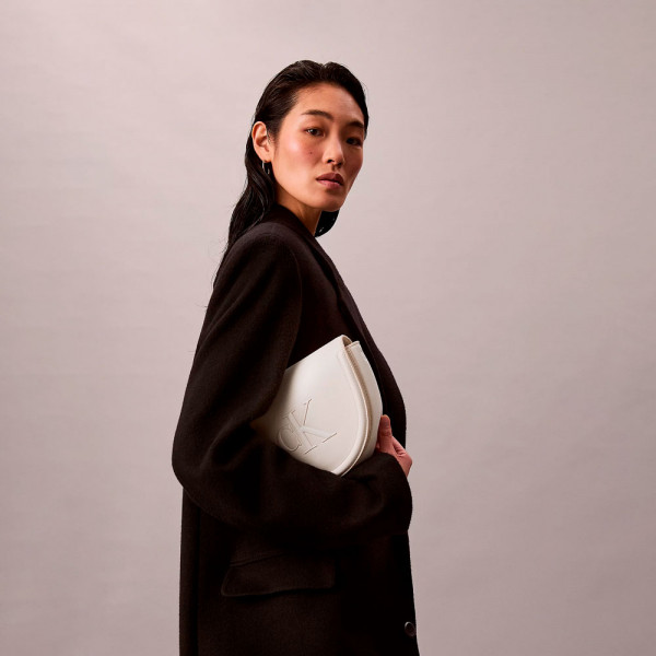 sacoche-de-selle-avec-monogramme-grave