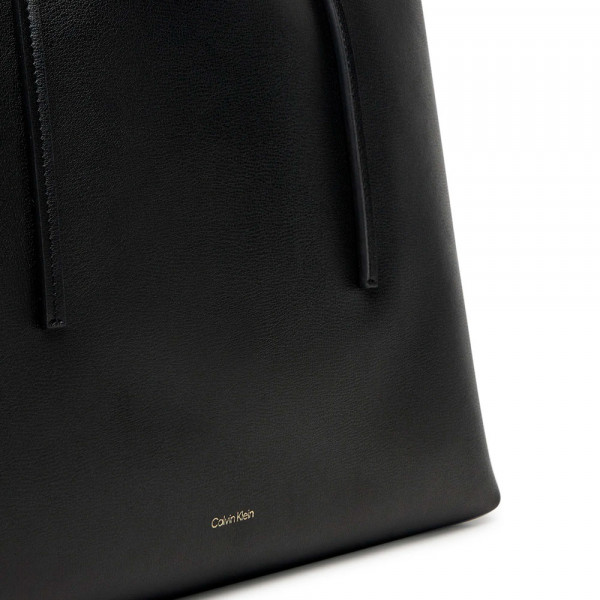 sac-fourre-tout-avec-logo-en-aluminium