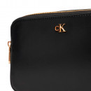 bolso-cruzado-con-herraje-con-logo-monograma