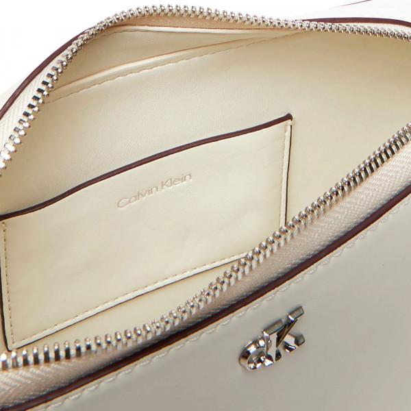 umhangetasche-mit-monogramm-logo-hardware