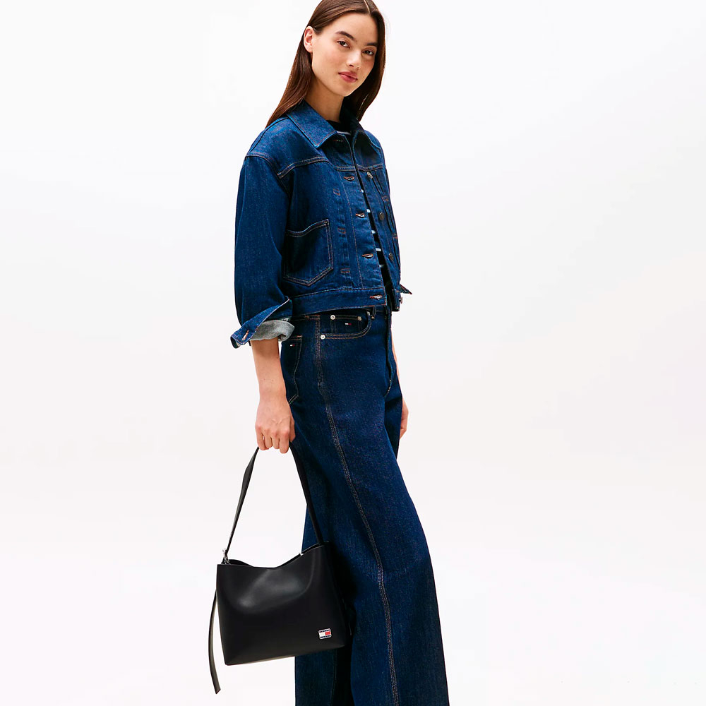 Tommy Hilfiger Bags Bolso hobo con insignia del logo