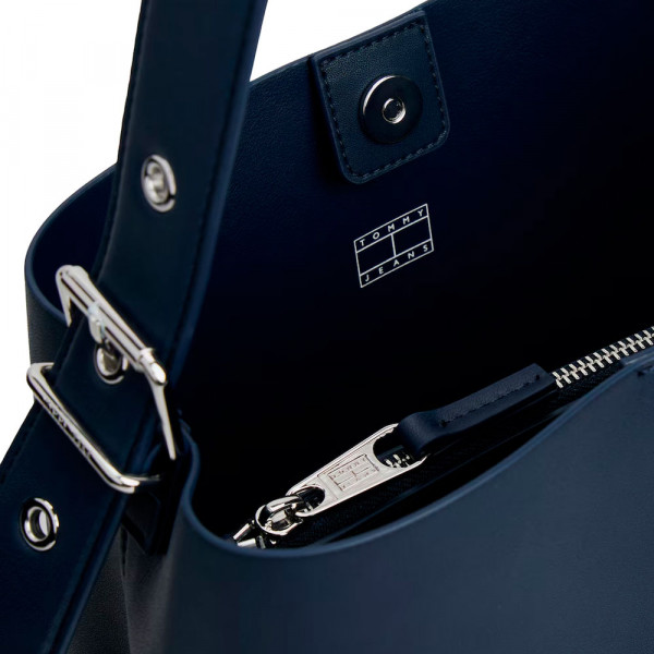 bolsa-hobo-com-emblema-do-logotipo