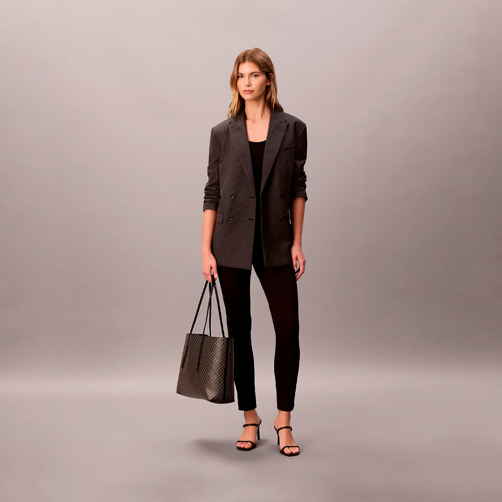 Calvin Klein Jeans Tote bag revestida con logo emblemático y bolsillo – imagen 5