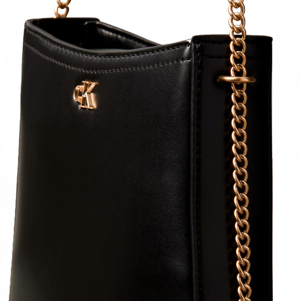 bolso-saddle-con-cadena-y-monograma