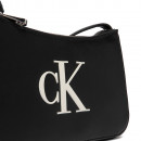 kleine-schultertasche-mit-eingraviertem-monogramm