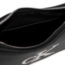 kleine-schultertasche-mit-eingraviertem-monogramm